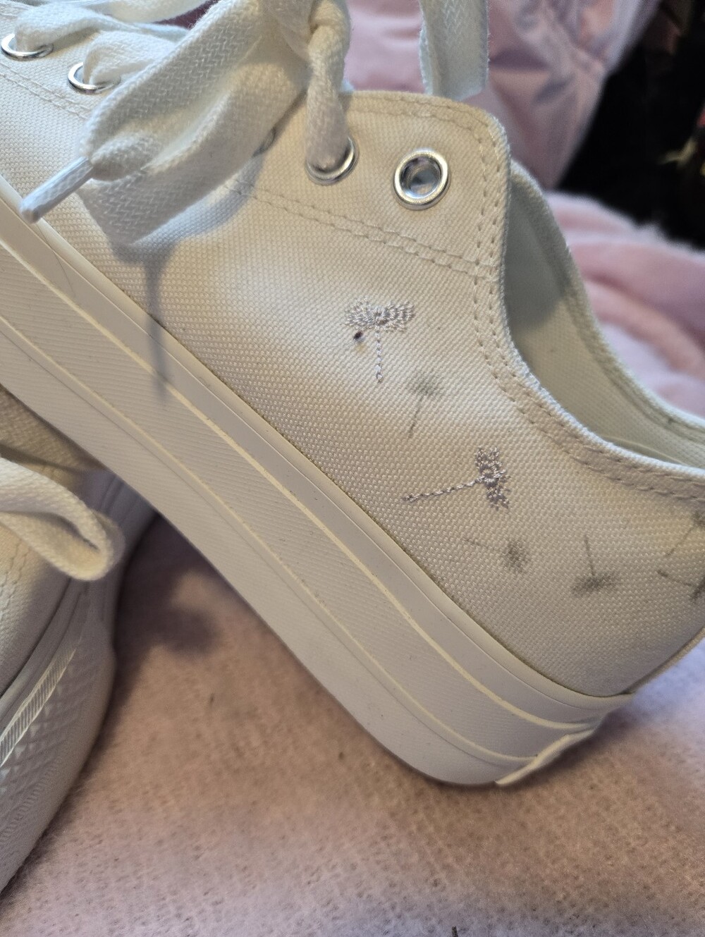NWOB!Converse White Low-Top Platform Sneakers with Silver Floral Accents. Size 8 - Picture 10 of 13